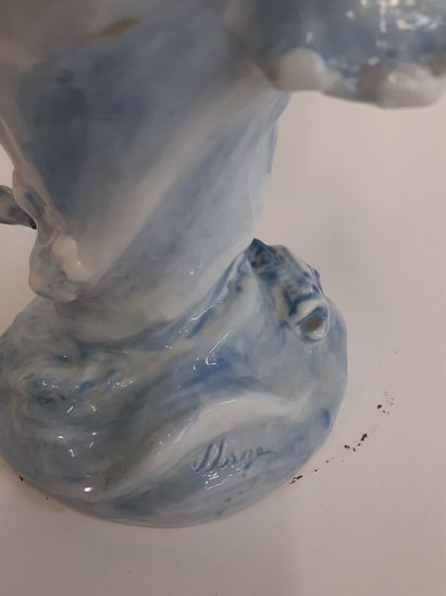 null Naiade, vase en porcelaine polychrome
H : 34 cm 
Accident bras gauche 
Signé...