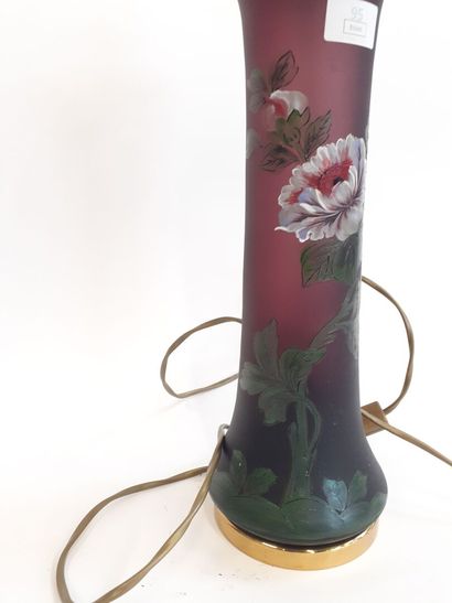 null Lampe en verre émaillé à décor de fleurs 
H : 47 cm 