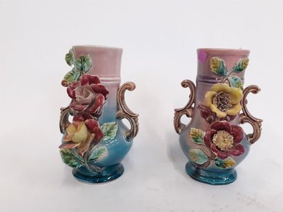 null Paire de vases à décor de fleurs en relief joint une barbotine 
H : 22 cm 