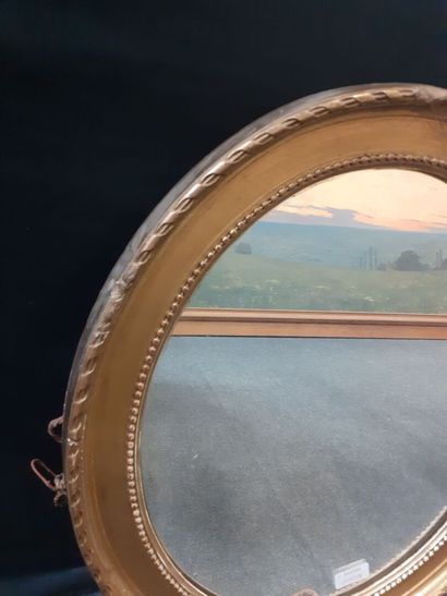 null Miroir de forme ovale cadre en bois et stu doré 
55 x 45 cm 
Acident 