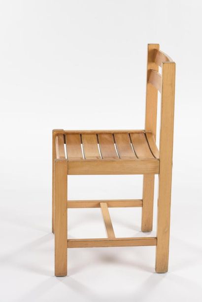 null André SORNAY (1902-2000)

Suite de six chaises en hêtre massif à assise et dossier...