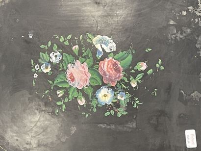 null Important plateau en tole peinte à décor de fleurs
Epoque Napoléon III
71 x...
