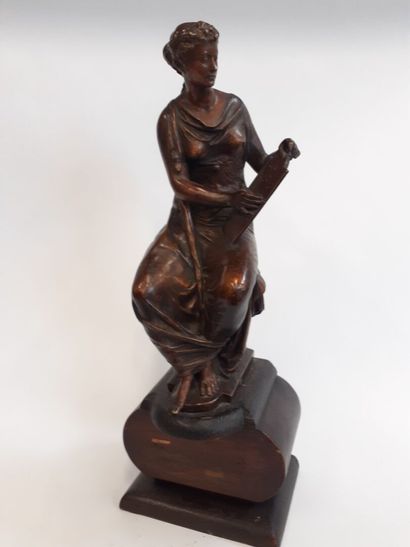Bronze figure allégorique
H : 54 cm 