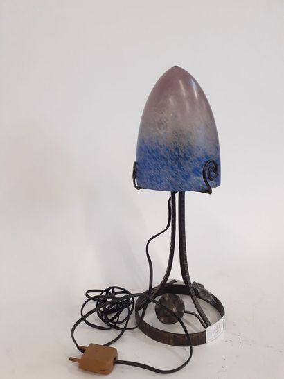 null Lampe de bureau "obus" en fer forgé et verre marmoréen 1930
H : 33.5 cm
