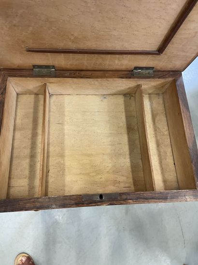null Table travailleuse en bois de placage marqueté
19ème siècle
H : 71 cm - 53 cm...