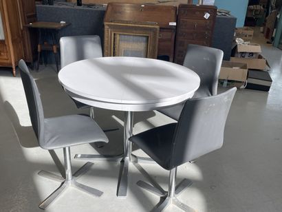 null Table en mélaminé blanc et quatre chaises en moleskine
H : 76 D : 1000 cm