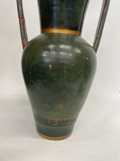 null FAVROT, 
L'aurore
vase en terre cuite en forme d'amphore signé 1906
H : 49 cm
Accident...