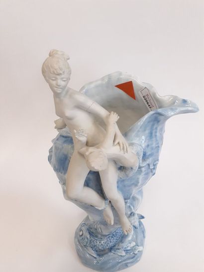 null Naiade, vase en porcelaine polychrome
H : 34 cm 
Accident bras gauche 
Signé...
