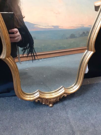 null Miroir à décor de coquille 
Cadre en bois et stuc doré 
51 x 34 cm 