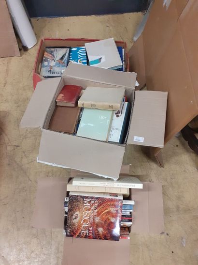 null Lot de trois cartons de livres comprenant notamment des livres et catalogues...