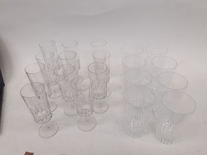 null BAYEL, service de verre en cristal taillé comprenant huit verres a eau (un éclat...