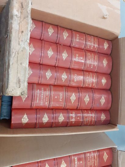 null Lot de quatre cartons de livres comprenant principalement le dictionnaire universel...