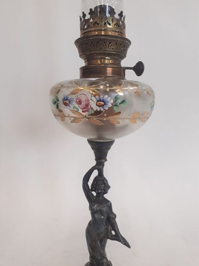 null Lampe à pétrole Napoléon III fut à décor de femme
H : 39 cm 