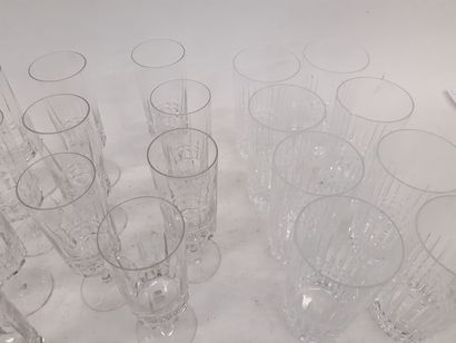 null BAYEL, service de verre en cristal taillé comprenant huit verres a eau (un éclat...