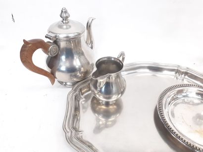 null Un service à thé en étain avec son plateau , un chandelier, un petit plat circulaire...