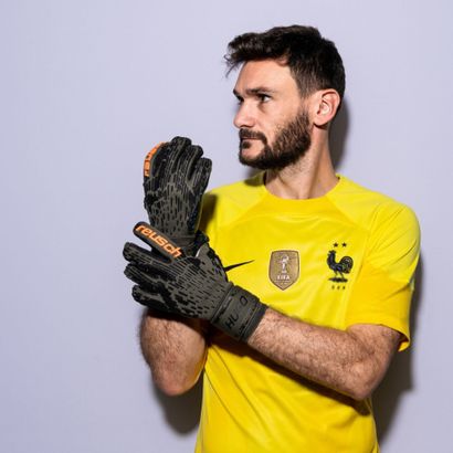 null [Football] Paire de gants du Mondial 2022 utilisée par Hugo LLORIS. Modèle ...