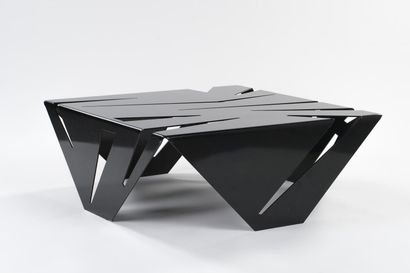 null TRAVAIL ANONYME

Table basse de forme carrée en métal découpé au laser laqué...