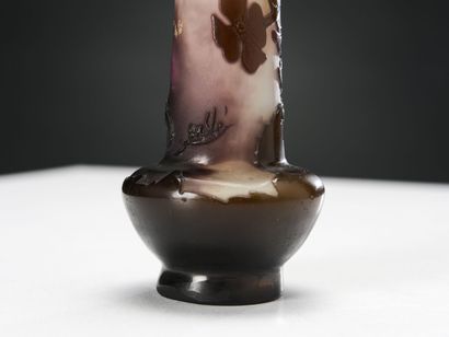 null Émile GALLÉ (1846-1904) 

Vase à base renflé à long col conique en verre multicouche...
