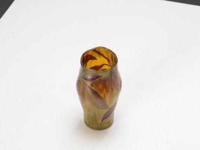 null Amédée DE CARANZA (1843-1914)

Vase de forme oblongue légèrement renflé en verre...
