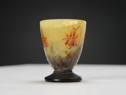 null DAUM Nancy

Multilayered glass egg cup decorated with Ancolies engraved in fine...