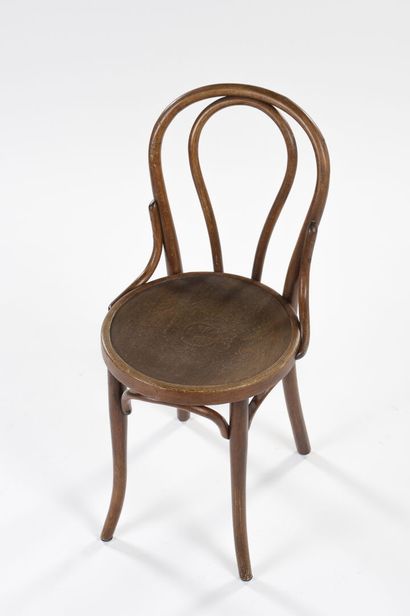 null Michaël THONET (1796 - 1871) 
Suite of five chairs model N°18 in dark tinted...