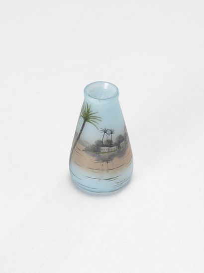 null DAUM NANCY

Miniature glass vase of piriform shape with open neck and finely...