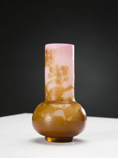 null Émile GALLÉ (1846-1904)

Vase à base renflée reposant sur un léger piédouche...