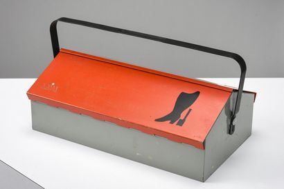 null Wilhelm KIENZLE (1886-1958)

Shoe polish box in grey and red lacquered metal...