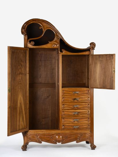 null WORK ART NOPUVEAU NANCY

Large molded and carved walnut cabinet decorated with...