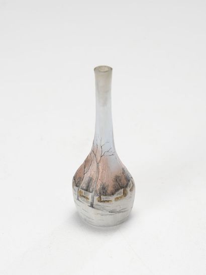 null DAUM NANCY

Vase miniature de forme berluze en verre doublé à décor d'un paysage...