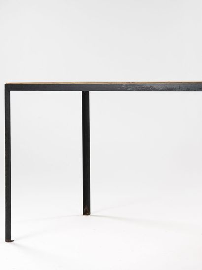 null VICTORIA Möbel

Dining room table with T-shaped base in black lacquered metal...