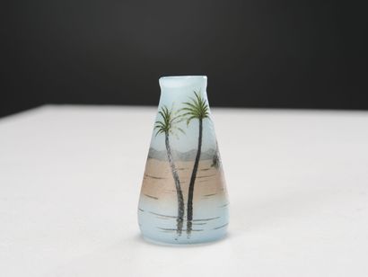 null DAUM NANCY

Vase miniature en verre doublé de forme piriforme à col ouvert à...