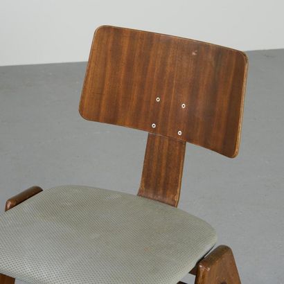 null Robin DAY (1915 - 2010)

Suite of four chairs model Hillestack with compass...