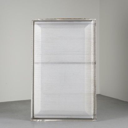 null Jean PROUVE (1901-1984)

Large panel in embossed aluminum.
Aluminum and glass...