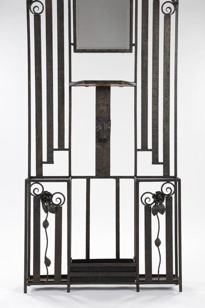 null LYONNAIS & SCHNEIDER WORK

Coat rack in wrought and hammered iron with scrolls,...