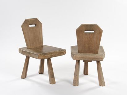 null BRUTALIST WORK

Pair of tripod chairs in dark stained solid wood with a handle....