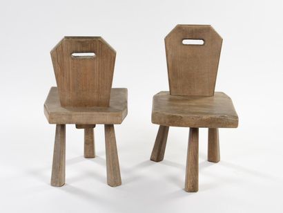null BRUTALIST WORK

Pair of tripod chairs in dark stained solid wood with a handle....