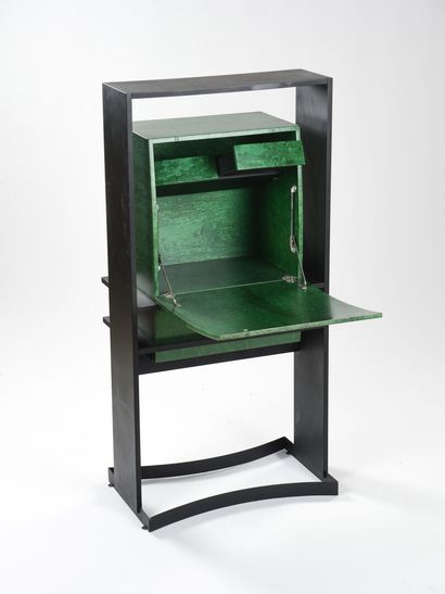 null WORK 1980

Retractable desk with a black lacquered metal base and a green tinted...