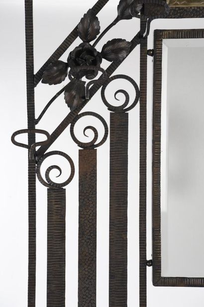 null LYONNAIS & SCHNEIDER WORK

Coat rack in wrought and hammered iron with scrolls,...
