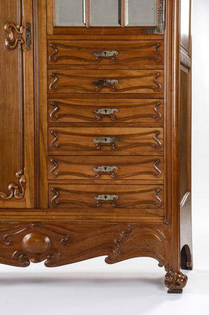 null WORK ART NOPUVEAU NANCY

Large molded and carved walnut cabinet decorated with...