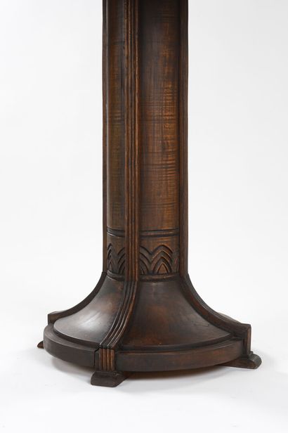 null ART DECO WORK 

Pedestal table with a slightly tulip-shaped base decorated with...