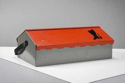 null Wilhelm KIENZLE (1886-1958)

Shoe polish box in grey and red lacquered metal...