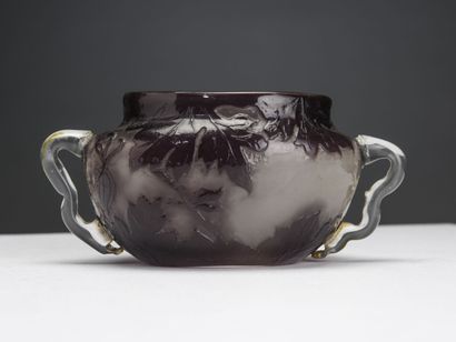 null Émile GALLÉ (1846-1904) 

Rare cup with two handles worked with heat in clear...