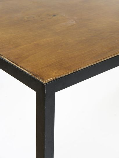 null VICTORIA Möbel

Dining room table with T-shaped base in black lacquered metal...