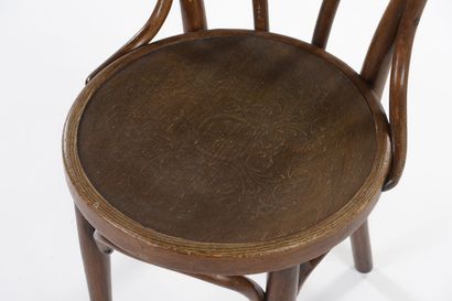 null Michaël THONET (1796 - 1871) 
Suite of five chairs model N°18 in dark tinted...