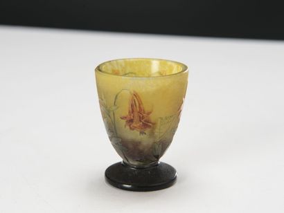 null DAUM Nancy

Multilayered glass egg cup decorated with Ancolies engraved in fine...