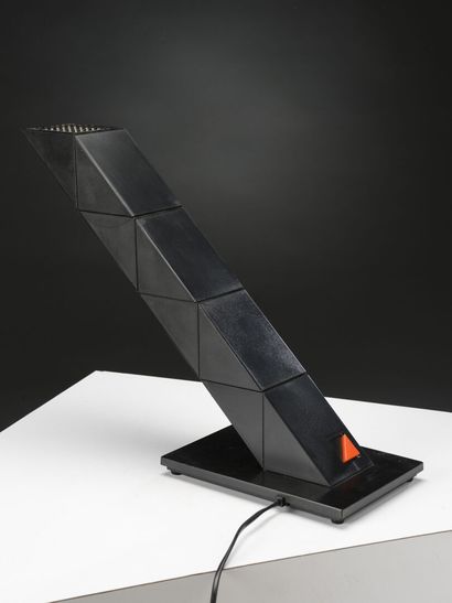 null Z-LITE ( XX th )

Table lamp model Zig-zag composed of eight triangular elements...