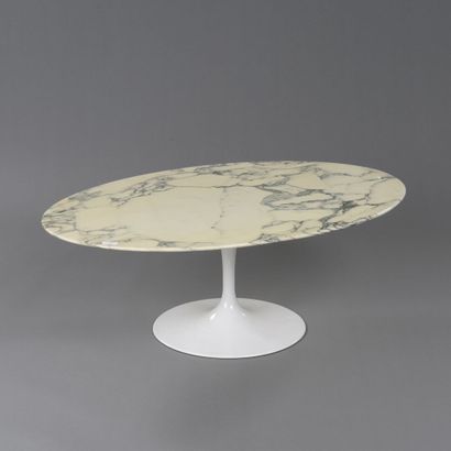 null Eero SAARINEN (1910-1961)

Coffee table with tulip-shaped base in cast aluminum...