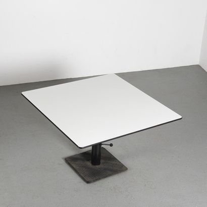 null Toshiyuki KITA (né en 1942)

Table de forme carrée monte et baisse réglable...