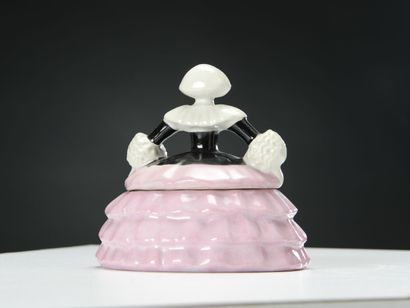 null ROBJ PARIS

Candy box model Elegant in porcelain enamelled purple, black and...
